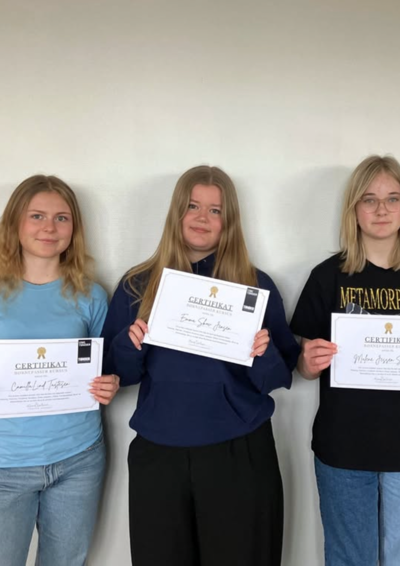 deltager fra Ung Tønders børnepasserkursus, som står med diplom.