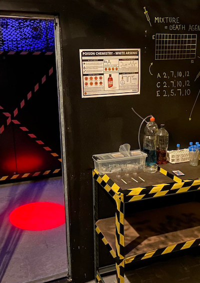 Et billede af et escaperoom med forskellige goder der skal løses