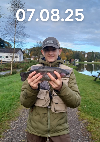 Dreng der holder en fisk