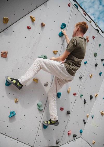 Person der klatre på en klatrevæg