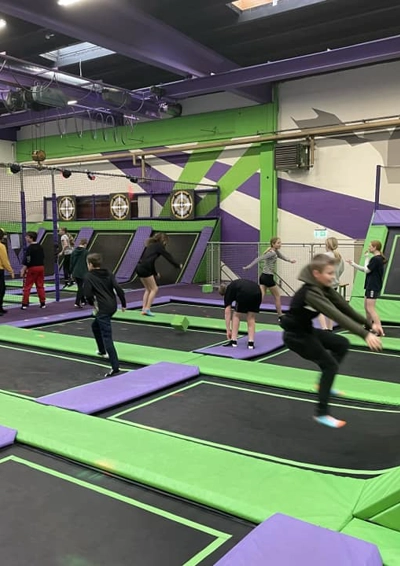 Børn der hopper på trampoliner