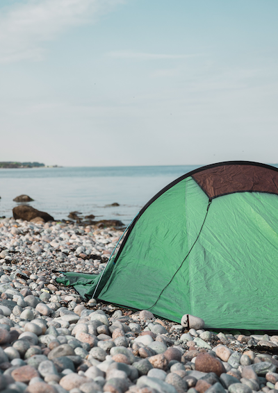 Et hav, en strand og et telt