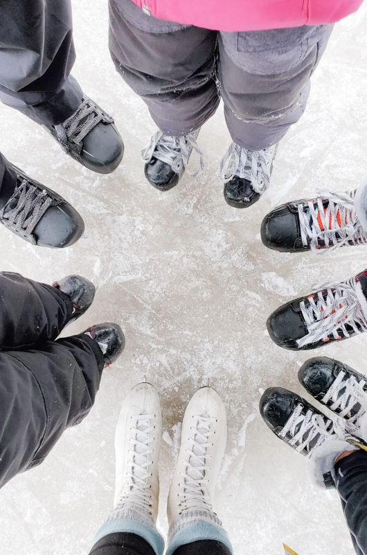 Børn der står på skøjter